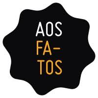 On a black squiggly circle in three lines in all caps are the words "AOS FATOS". The top line, "AOS" is white lettering, while the middle line "FA-" and bottom line "TOS" are yellow lettering.